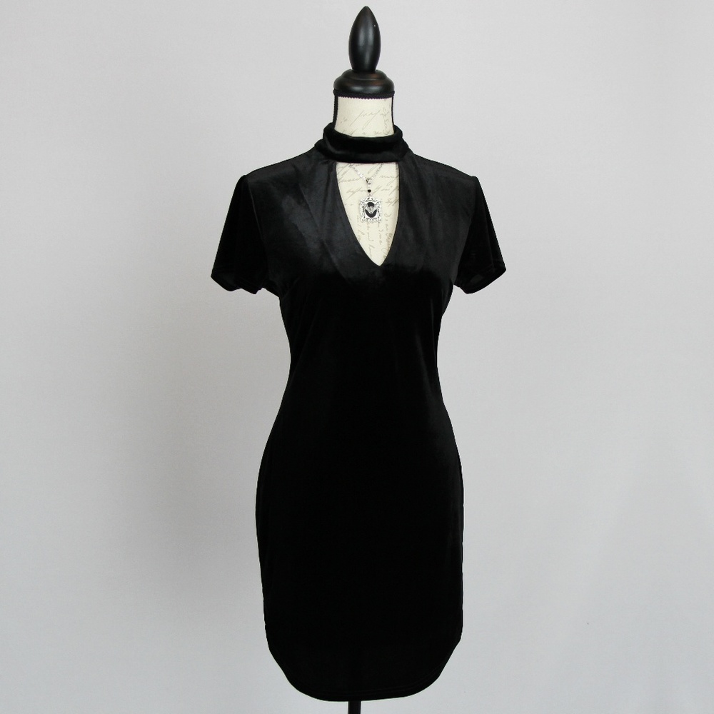 》SOLD《 NU-LOOK black velvet choker dress